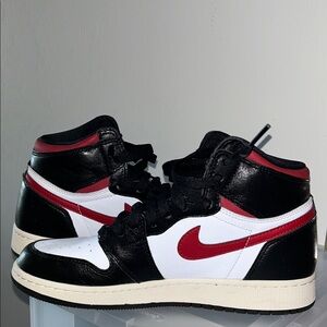 Black, White & Red High-Top Nike jordan 1s